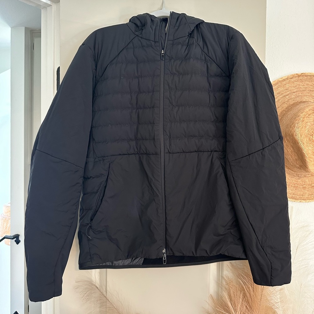 LuluLemon Men’s puffer hooded jacket